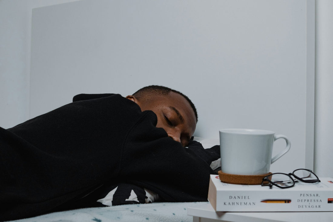 Personne fatiguée manquant de sommeil — les champignons adaptogènes d'Ino peuvent aider