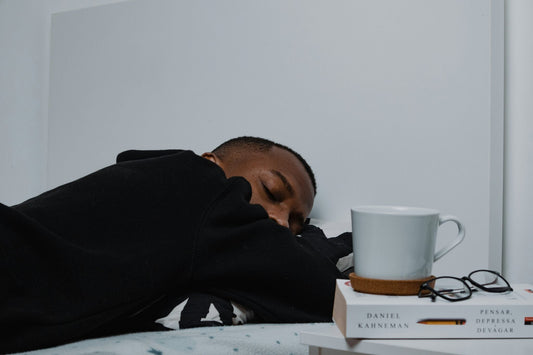 Personne fatiguée manquant de sommeil — les champignons adaptogènes d'Ino peuvent aider